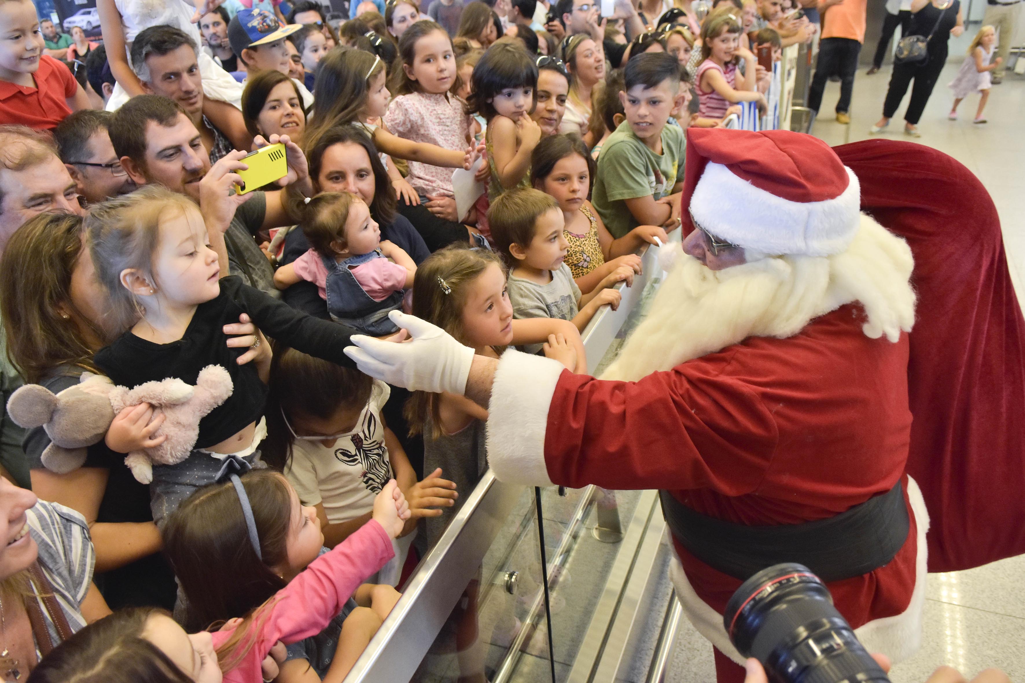 Papá Noel aterriza su trineo en el Aeropuerto de Carrasco para celebrar la Navidad