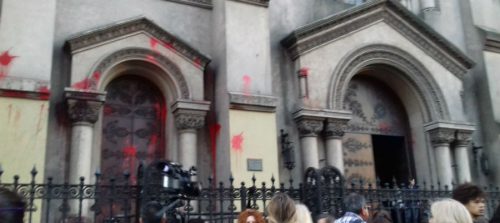 A pesar de la justificación “patas para arriba” de las Feministas, diferentes actores condenaron vandalismo contra Iglesia