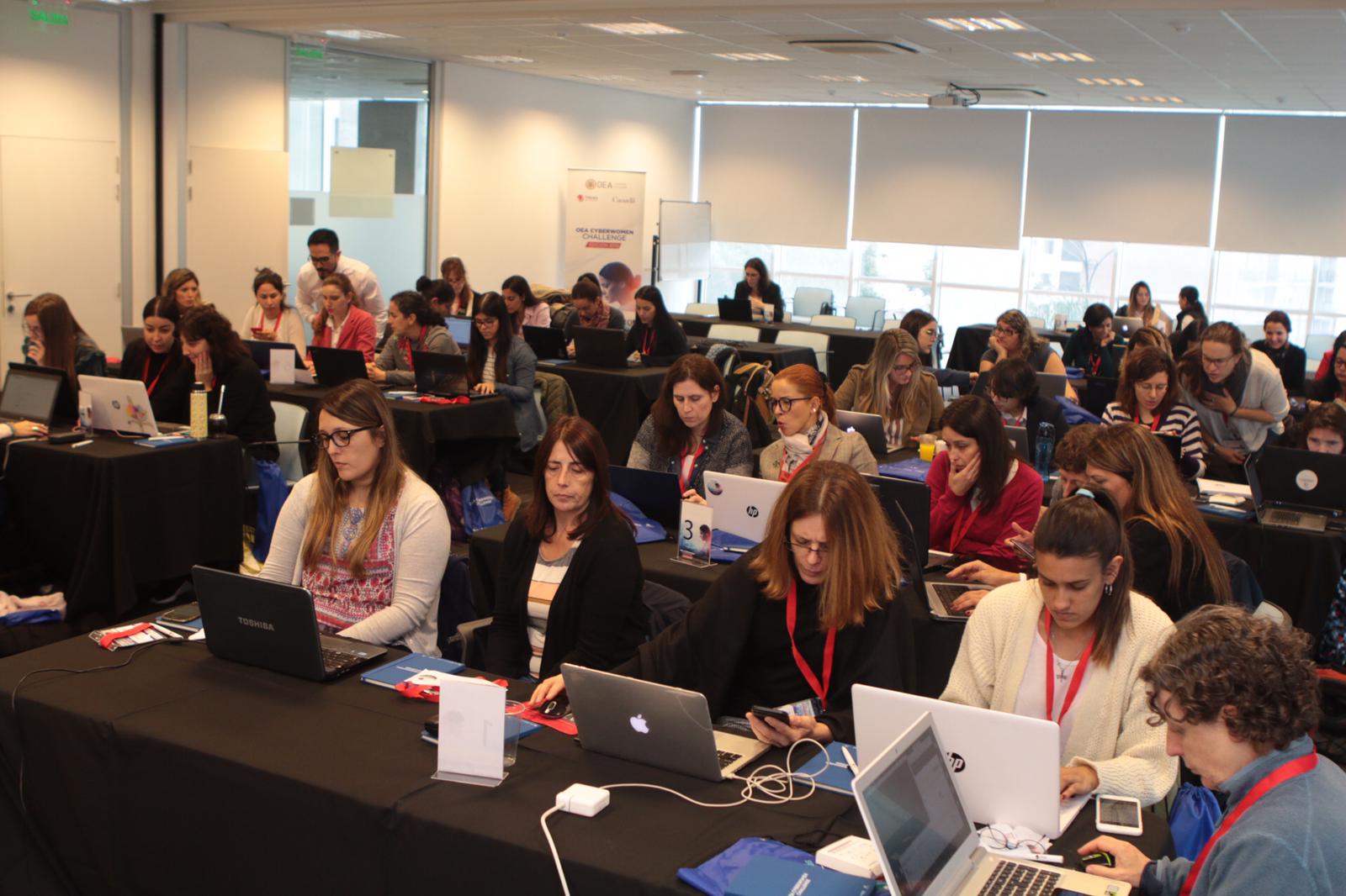 Más de 50 mujeres de la industria TIC realizaron un taller sobre ciberseguridad en Uruguay