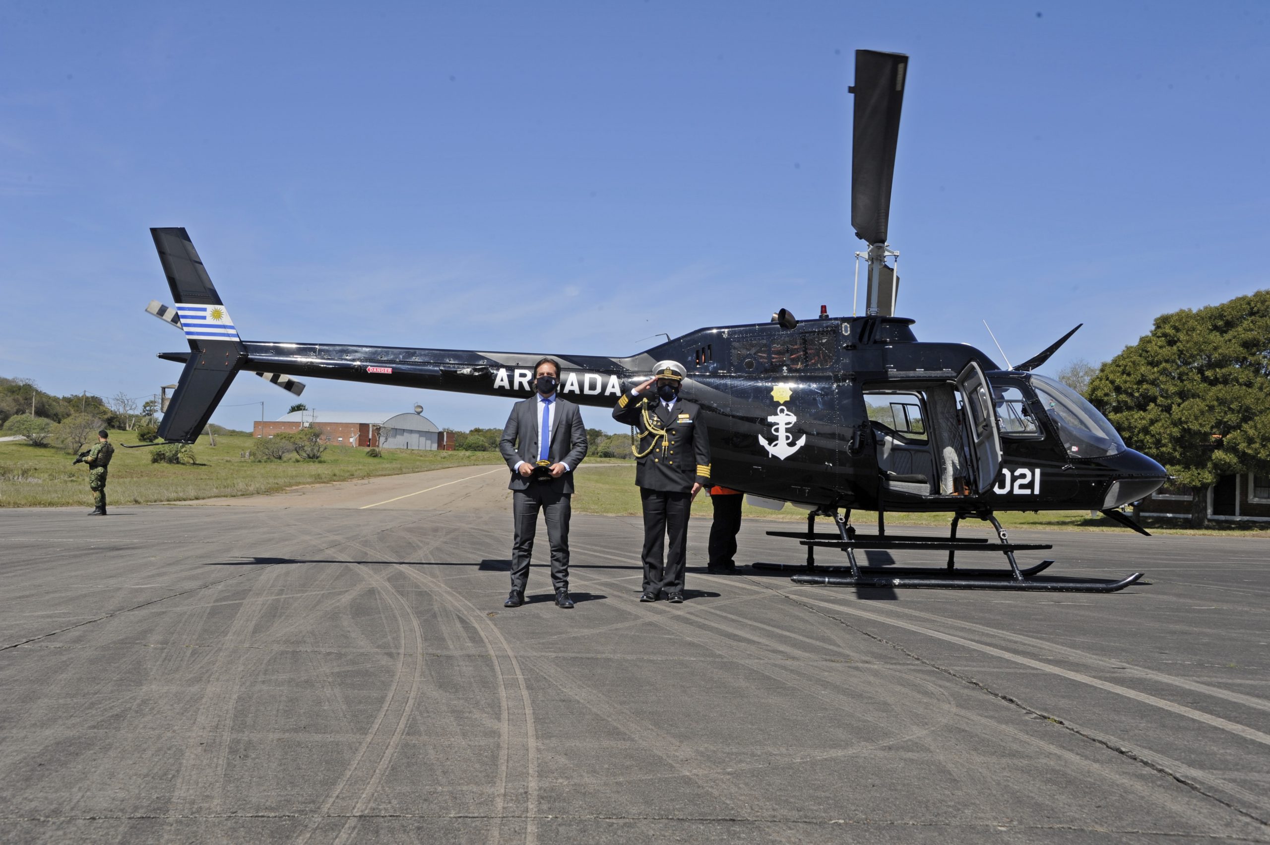 Lacalle Pou participó en la entrega de un helicóptero para patrullaje naval, traslado sanitario y cuidado ambiental