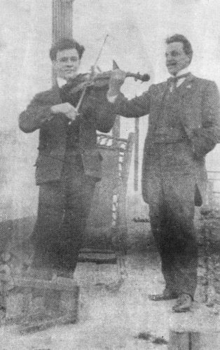 Julio Herrera y Reissig y el músico Eduardo Fabini (1904) Foto en el libro de Roberto Bula Piriz