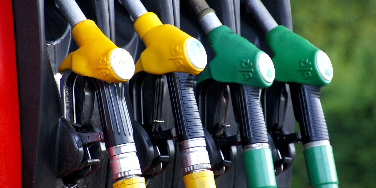 Gobierno posterga por un mes el aumento de los combustibles