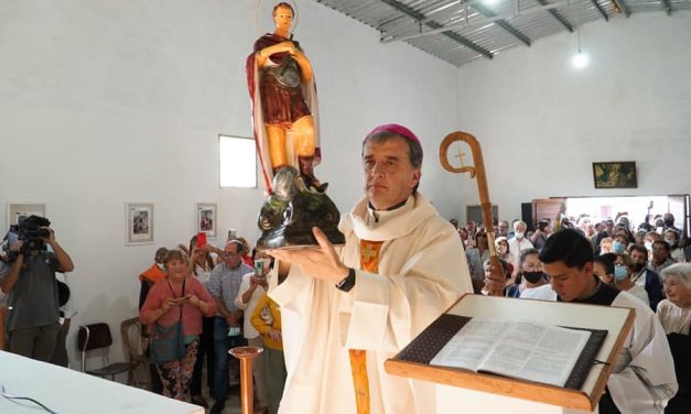 Intendente José Yurramendi en inauguración de la Capilla de San Expedito
