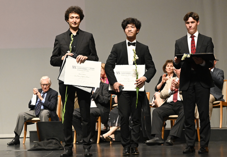 Jaeden Izik – Dzurko logra el primer premio y medalla de Oro del XX Concurso Internacional de Piano de Santander