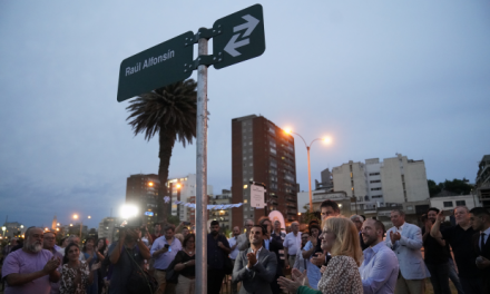 Calle de Montevideo lleva el nombre de Raúl Alfonsín