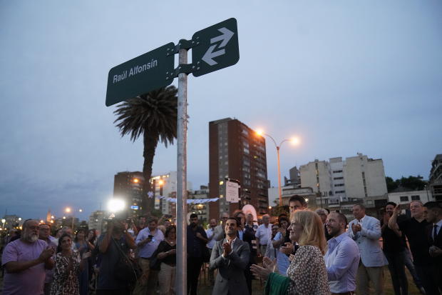 Calle de Montevideo lleva el nombre de Raúl Alfonsín