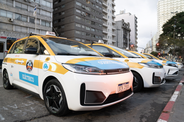 Intendencia de Montevideo presentó 20 nuevos taxis eléctricos